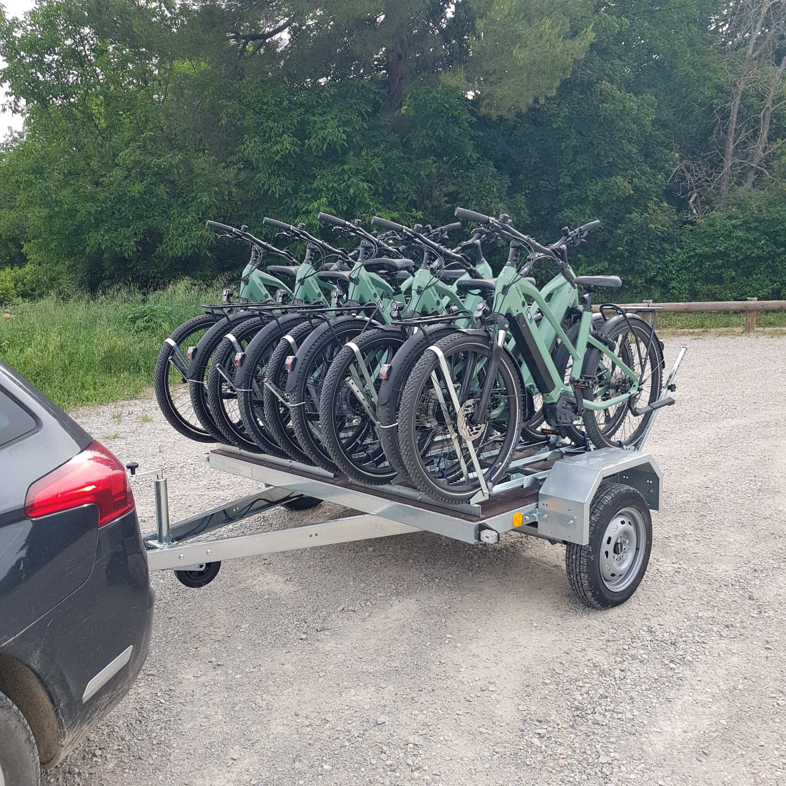 Photo de notre remorque, utilisée pour la livraison des vélos électriques loués dans le Sud Luberon